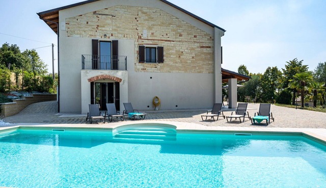 Wonderful private villa for 14 people with WIFI, private pool, A/C, TV and terrace
