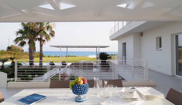 Wonderful private villa with WIFI, A/C, sauna, hot tub, private pool, TV, patio and panoramic view
