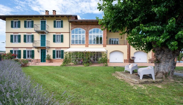 Wonderful private villa for 9 people with WIFI, hot tub, TV, patio and panoramic view