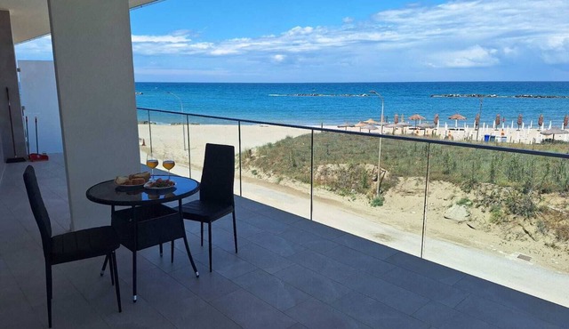 WoW Sea view 2-bedroom in lovely Campomarino Lido at the beach!