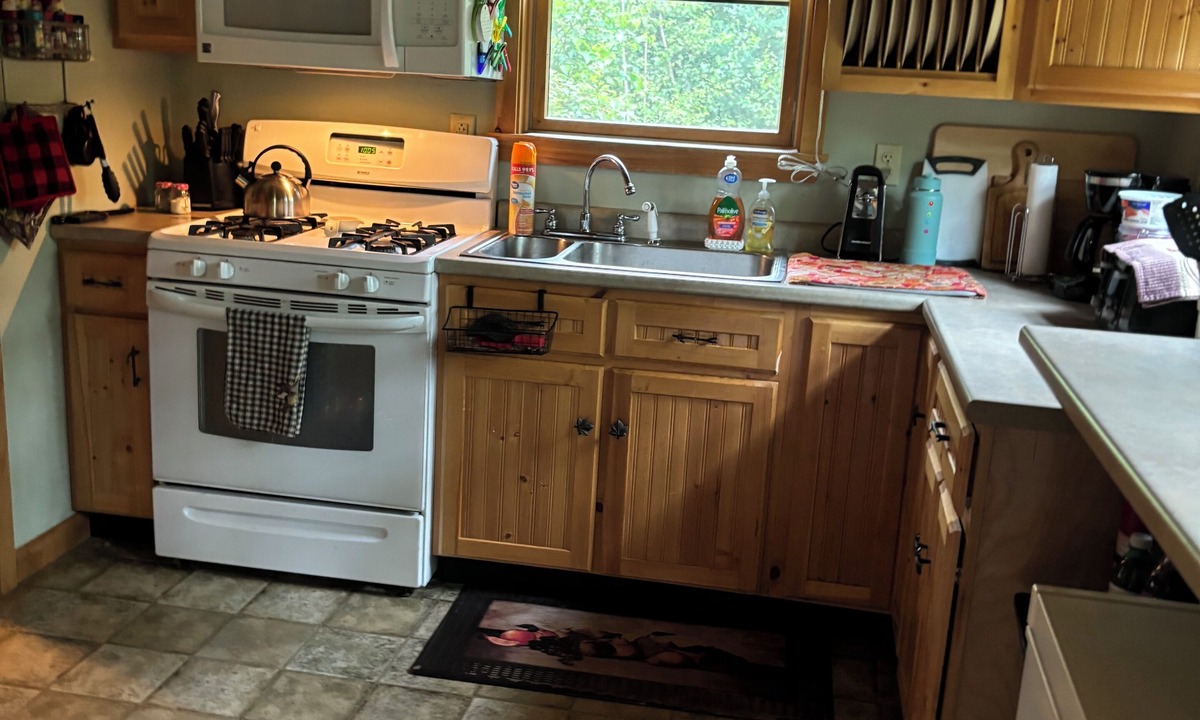 Dixfield House | Quiet Country Retreat Charming 3-bedroom rustic country house
