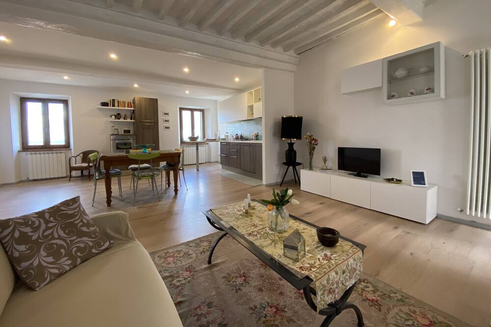 Chiusdino House | Holiday Home 'Casa Nonna Rina' with Mountain View and Wi-Fi
