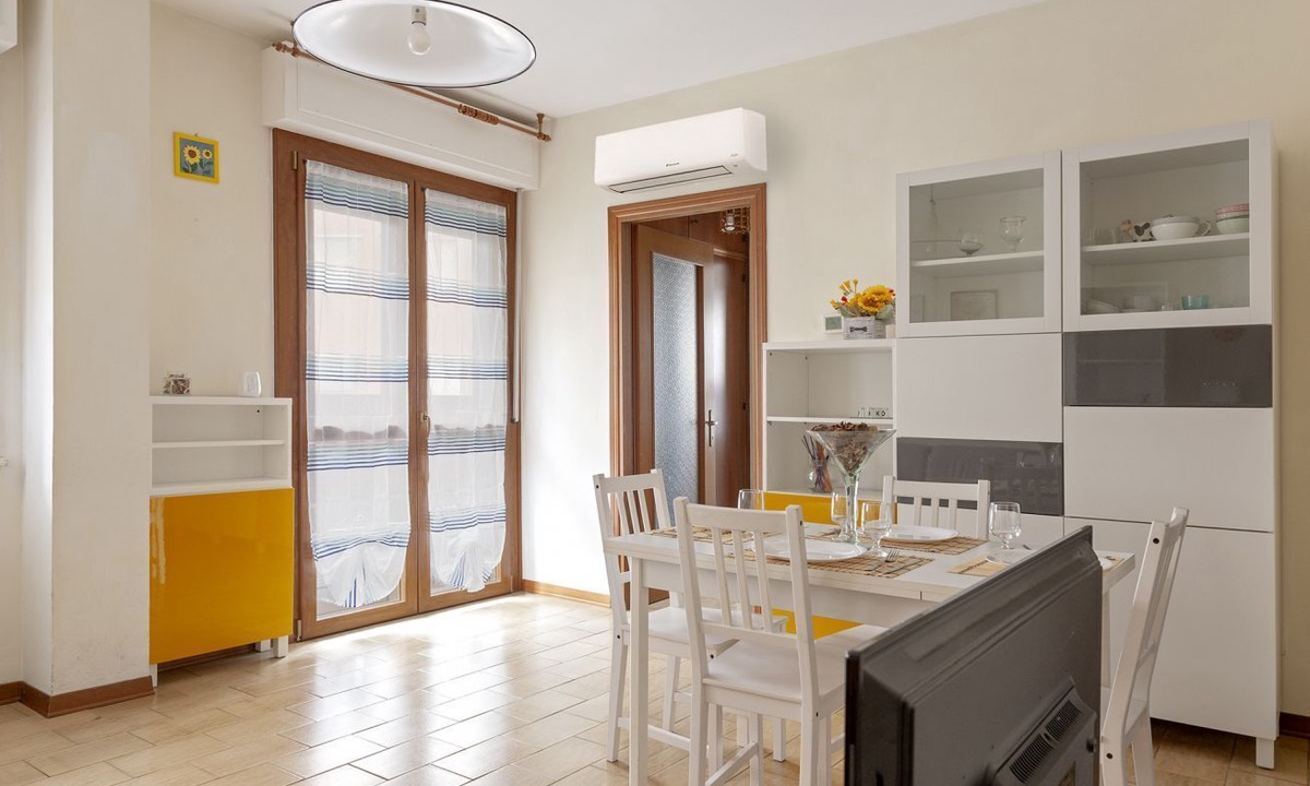 Pisa Apartment | [HOMIDAY Apt] a few steps from the hospital with private parking is best for any kind of trip. The structure offers a single full optional apartment with a double bedroom and a sofa bed perfect for two people. It offers essential services such as linen,