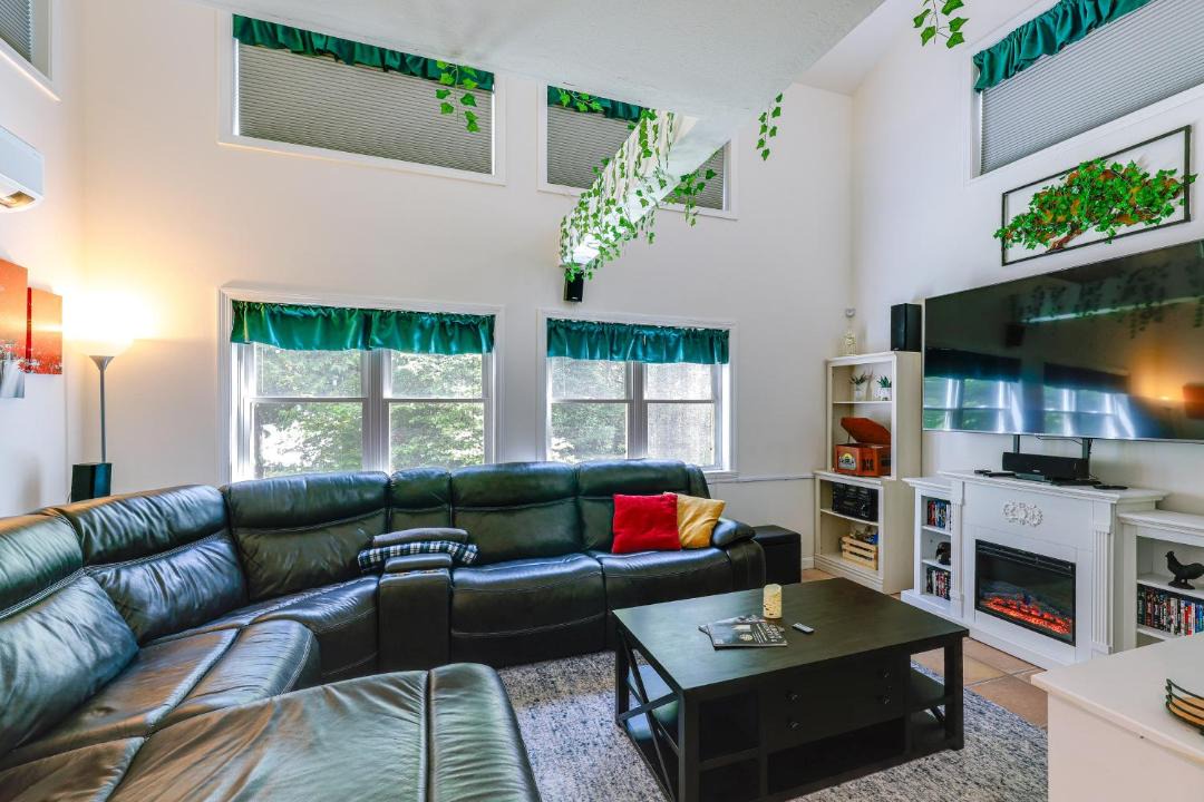 Lincoln House | Dock & Gym! Lakefront Family Retreat in Lincoln