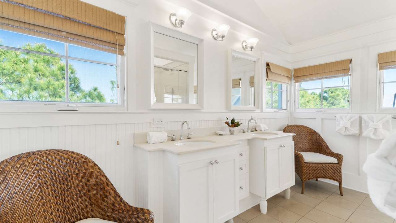 Photo of Bathroom in Beach District