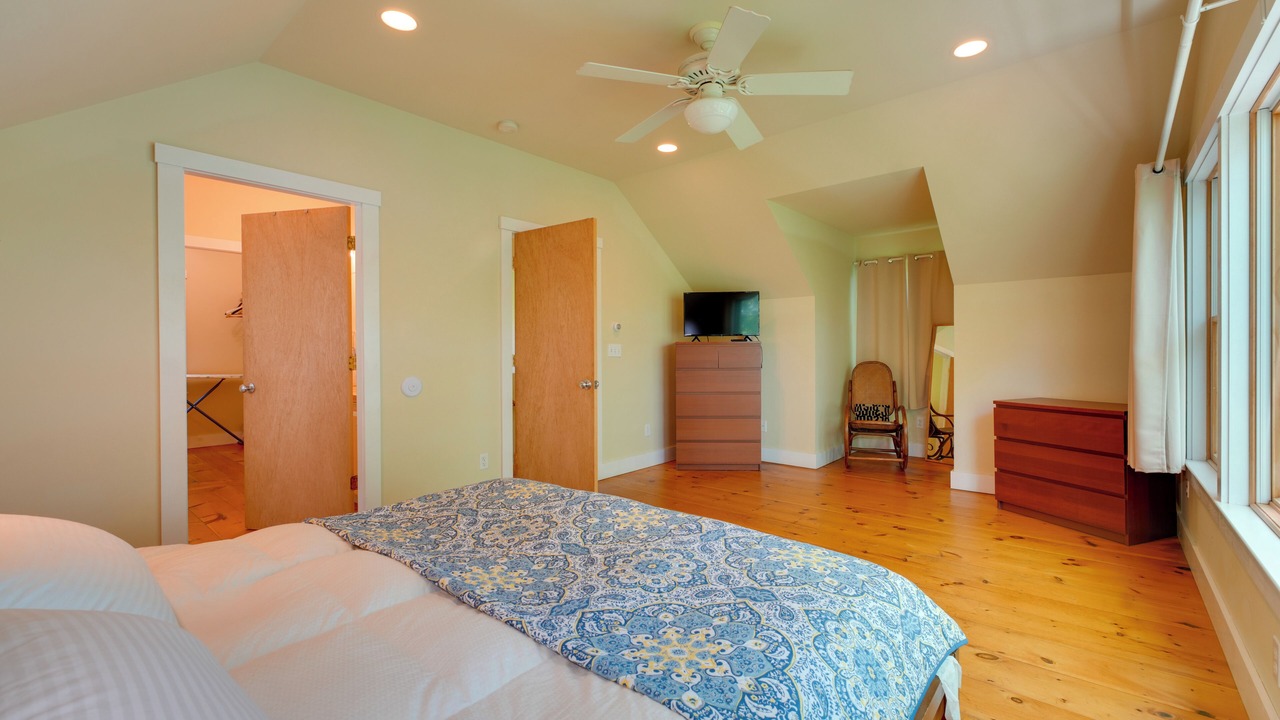Photo of Bedroom in Round Pond