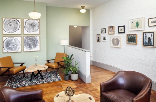 Orono Hotel | Spacious Queen Stay Near Orono Campus! Gym Access & Free Parking! Pets Welcome!