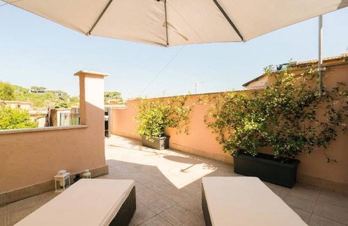 Trastevere Apartment | Garibaldi Roof Garden - Terrace with spectacular views of S. Peter and Gianicolo
