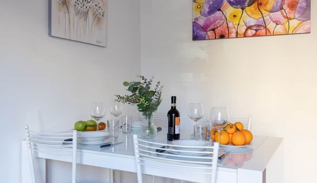 GuestHost - Comfortable 80 sqm apartment, for up to 4 people, located on the 1st floor of a building with lift (not suitable for disabled people). The accommodation is located in a quiet area of Pisa, full of services, ideal for students and families. Th
