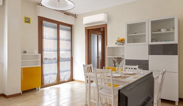 [HOMIDAY Apt] a few steps from the hospital with private parking is best for any kind of trip. The structure offers a single full optional apartment with a double bedroom and a sofa bed perfect for two people. It offers essential services such as linen,