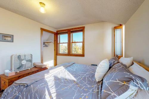 Stunning oceanfront cottage w/private deck and Atlantic views