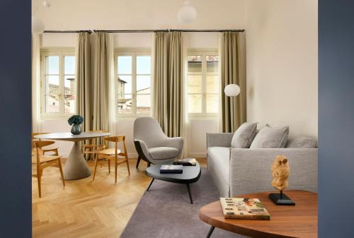 Luxury Apartments by Palazzo Portinari Salviati
