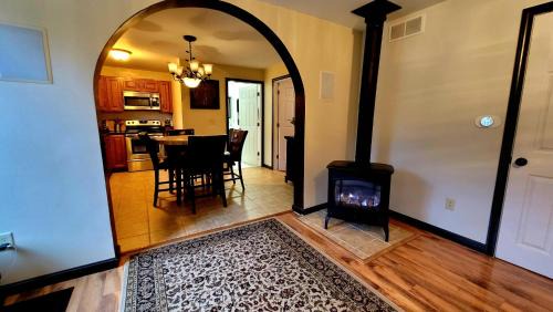 The Sovereign Suite - Cozy And Convenient With Home Theater