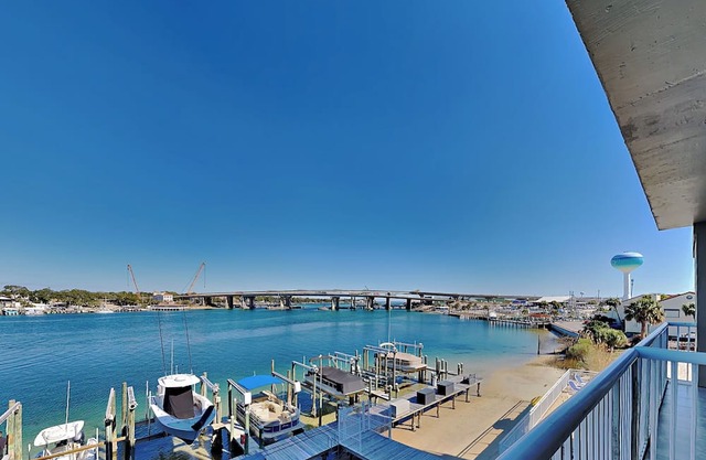 Palm Court Yacht Club 